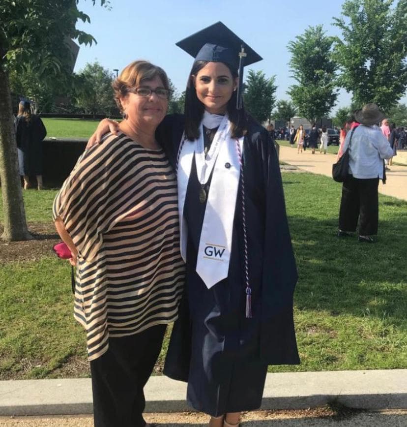 "Mamá: Un ejemplo de amor y lucha. Gracias por enseñarme el valor que tiene la educación y el perseguir los sueños. Cada logro es para ti y por ti. Te deseo miles de bendiciones. Te amo"
<br>
<br>-Luisa Sotero, reportera