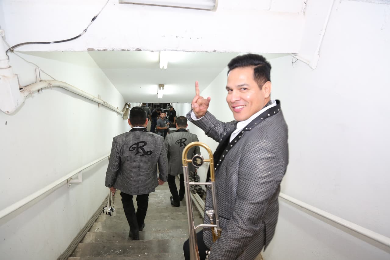 Antes de salir al escenario, los integrantes se muestran de muy buen humor.