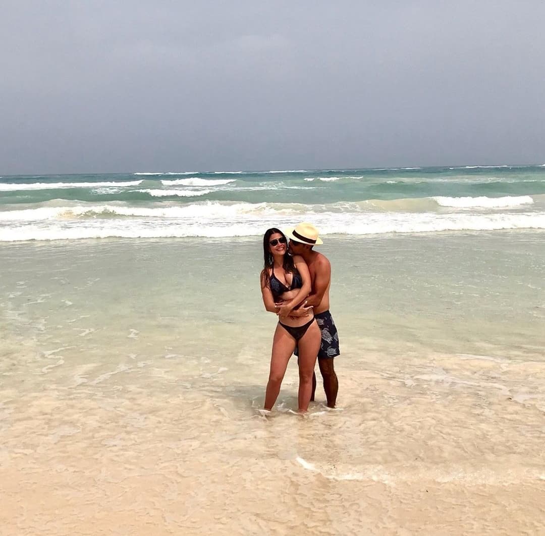 Luis Carlos aparece en esta imagen muy enamorado de su esposa Ana Patricia, quien posó junto a él en bikini a la orilla del mar.
<br>