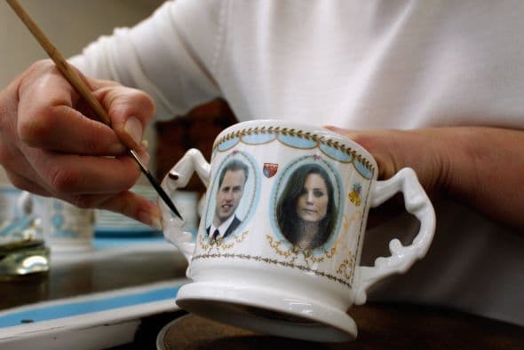 Los rostros de los comprometidos están siendo plasmados en diversos artículos después de la noticia, como lo son vajillas.