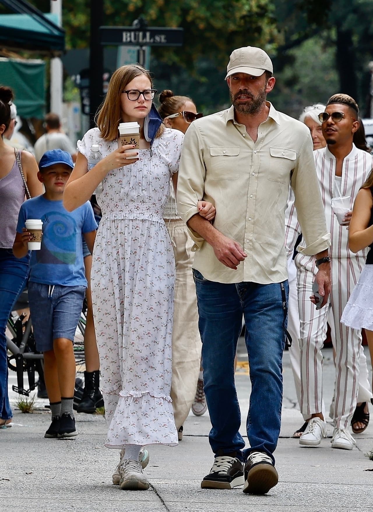 Ben, por su parte, se enfocó en la conversación que sostenía con Violet, quien a diferencia de la primera boda que su padre tuvo con JLo en Las Vegas, sí estaría presente en la segunda. 
<br>