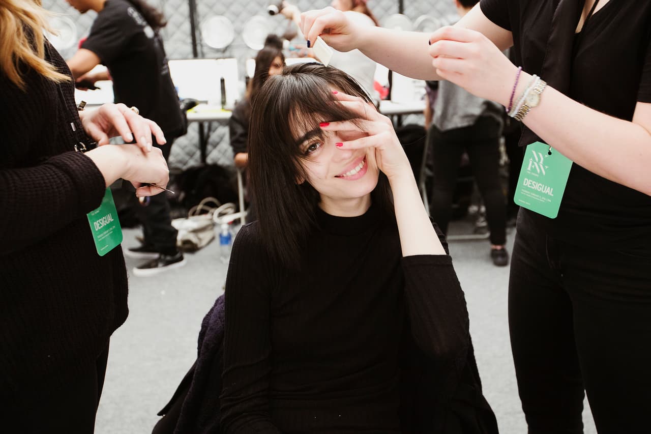 La modelo mexicana asegura que lo que más extraña son los taquitos que le preparan en casa. Su paso por las pasarelas más importantes de la moda la mantienen lejos de su querido Monterrey. En medio del caos y la prisa nos dejó seguirla durante todo el proceso para estar lista y ser la protagonista de un desfile en Nueva York.