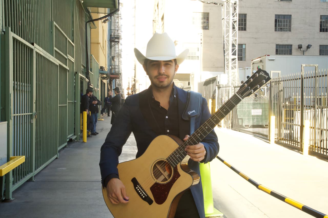 Joss Favela alistándose para su presentación.