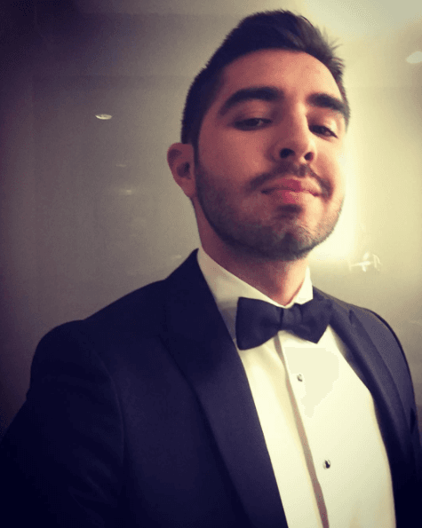 Desde temprana edad el originario de Sinaloa, México, mostró su inquietud por la música.