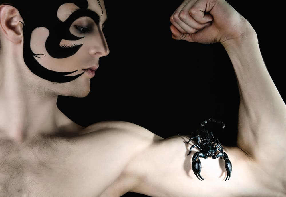 El hombre de Escorpión también es explosivo, carismático, intenso... Suelen tener largas listas de conquistas que caen derretidas por su simpatía y encanto natural. Pero para atraparlo hay que seguirle el juego, y demostrar que se puede estar seguro de uno mismo, tranquilo y que pueden "jugar en la misma cancha".