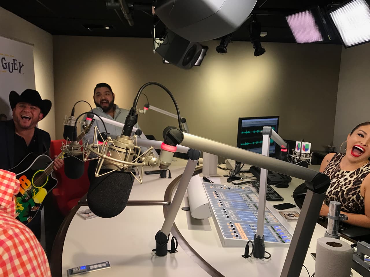 El Compa Ivan, El Tambochi y La Bronca se tomaron fotos, cantaron y hablaron de todo un poco con el compositor sinaloense.