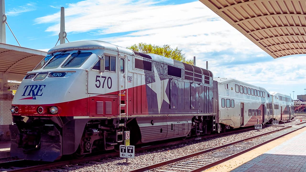 Se insta a los usuarios a tener en cuenta esta información para planificar sus desplazamientos de manera efectiva. 
<b>Todos los demás centros y estaciones de tránsito de DART seguirán operativos de 5:00 a.m. a 9:00 p.m.</b> Esta respuesta del TRE ante las condiciones climáticas adversas destaca la importancia de la adaptabilidad y la prioridad en la seguridad para 
<b>garantizar un servicio de transporte confiable, incluso en circunstancias excepcionales</b>.