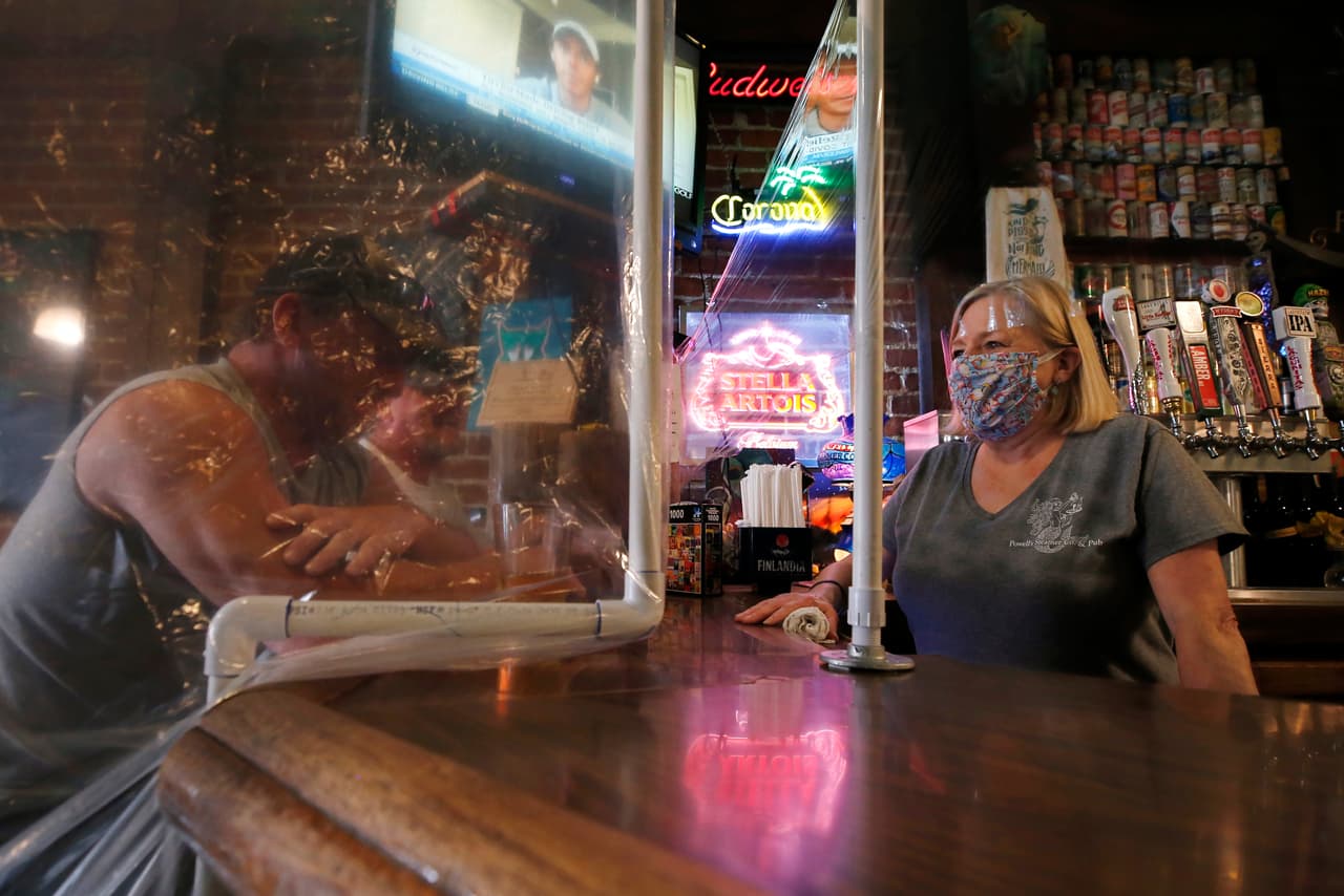 Una
<a href="https://www.univision.com/local/sacramento-kuvs/estos-condados-de-california-pueden-abrir-restaurantes-tiendas-y-oficinas-con-medidas-de-salud-fotos" target="_blank">tercera parte de los condados de California</a> han recibido la luz verde del gobierno para avanzar de forma más acelerada a la siguiente etapa de la
<a href="https://www.univision.com/local/san-francisco-kdtv/coronavirus-condados-de-la-bahia-de-san-francisco-anuncian-plan-para-avanzar-a-la-fase-2-de-reapertura" target="_blank">fase 2 de reactivación económica</a>, que incluye que
<a href="https://www.univision.com/local/san-francisco-kdtv/coronavirus-california-da-luz-verde-para-la-reapertura-de-restaurantes-oficinas-y-centros-comerciales" target="_blank">los restaurantes puedan recibir a comensales</a> cumpliendo con ciertas modificaciones para protegerlos del
<a href="https://www.univision.com/temas/coronavirus" target="_blank">coronavirus</a>.