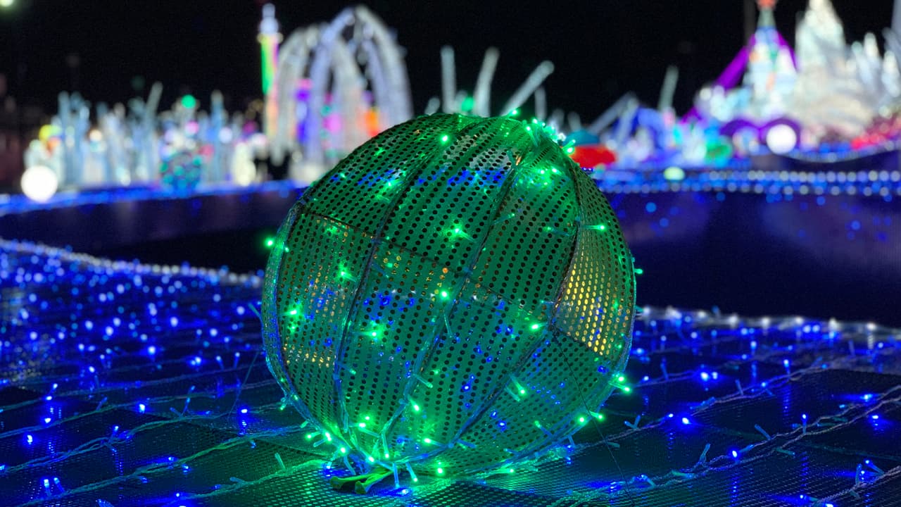 Está abierto durante toda la temporada navideña incluyendo días festivos.