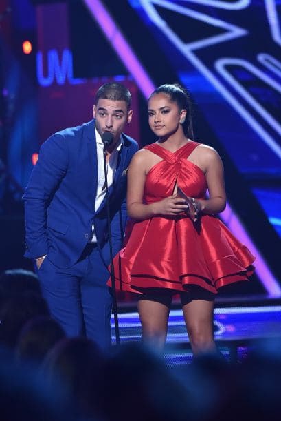El rojo levanta pasiones y Becky knew how to work it! Aquí te dejamos en detalle su outfit de la alfombra y lo mejor de su presentación.
