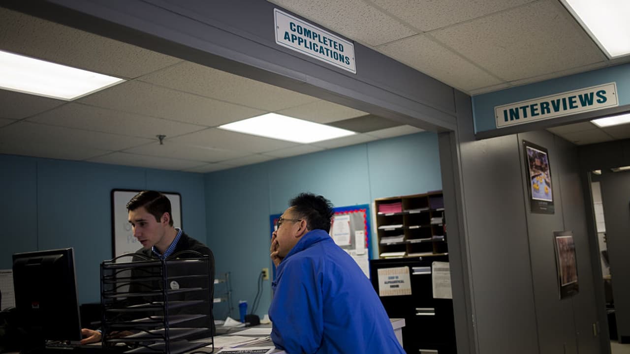 La tasa de desempleo entre hispanos sube del 5.6% al 6.1% en el mes de abril