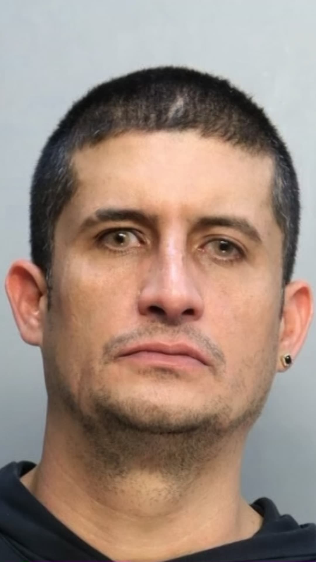 Un hispano finge ser un agente de ICE para extorsionar