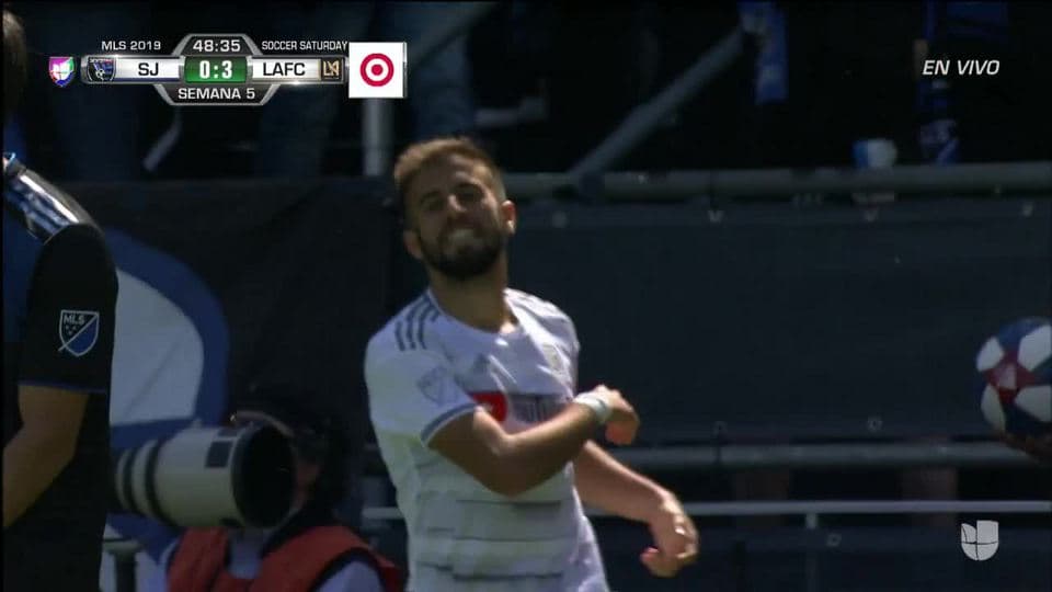 Tiro desviado de Diego Rossi