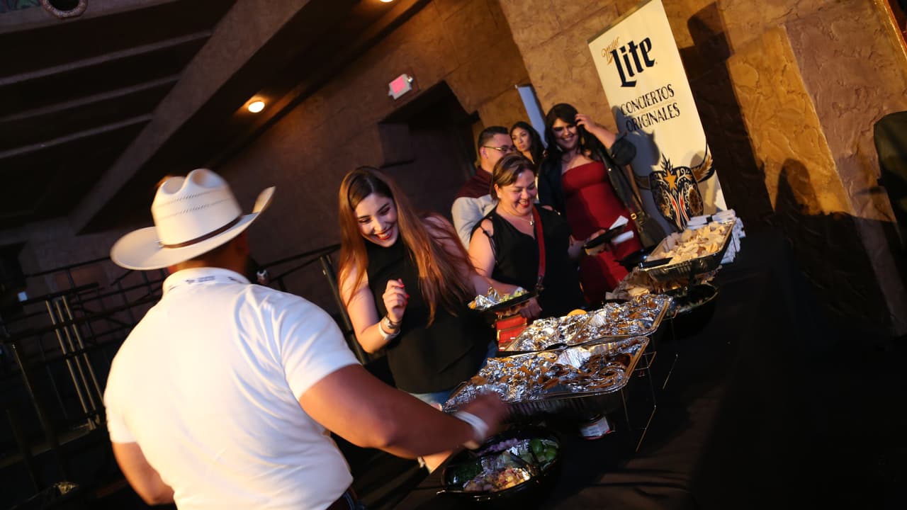 La taquiza fue parte de una promoción para fanáticos de la agrupación organizada por 'Conciertos Originales Miller Lite' antes del concierto que ofreció Calibre 50 en San Antonio, TX.