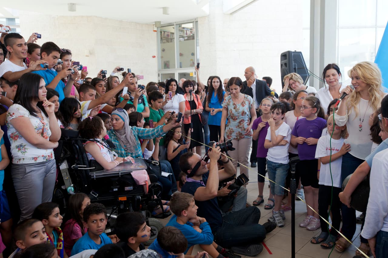 En cada oportunidad que tiene, no sólo brinda cariño, apoyo y dinero, sino su voz y su talento mismo que es agradecido por los pequeños que la escuchan.