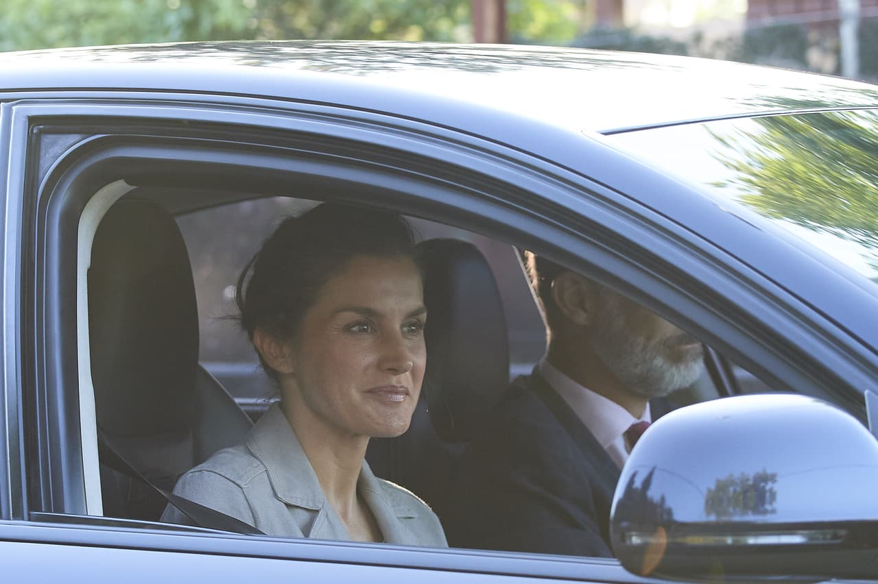 La prensa española se sorprendió por ver a la reina con cara lavada.