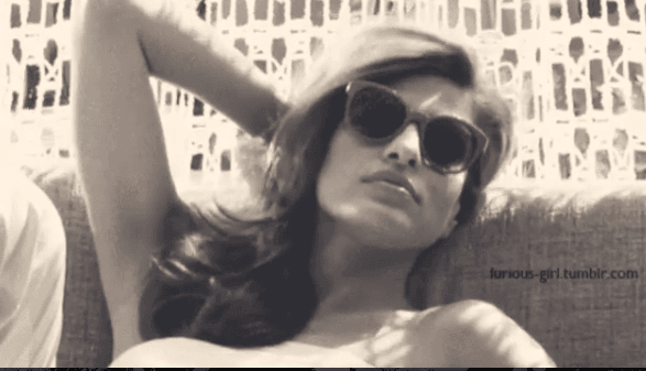 Eva Mendes es otra que apuesta por la clase y los básicos, es por es que lo suyo es lo vintage y se queda con estos ray ban.