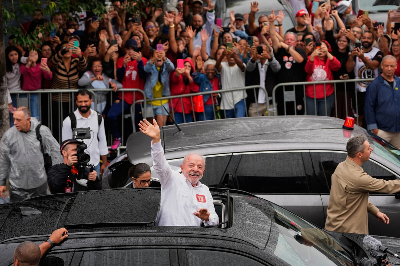 El presidente Luiz Inácio Lula da Silva, que busca la reelección, saluda tras votar en la segunda vuelta de las elecciones presidenciales en São Bernardo do Campo, Brasil, el domingo 25 de octubre de 2026.