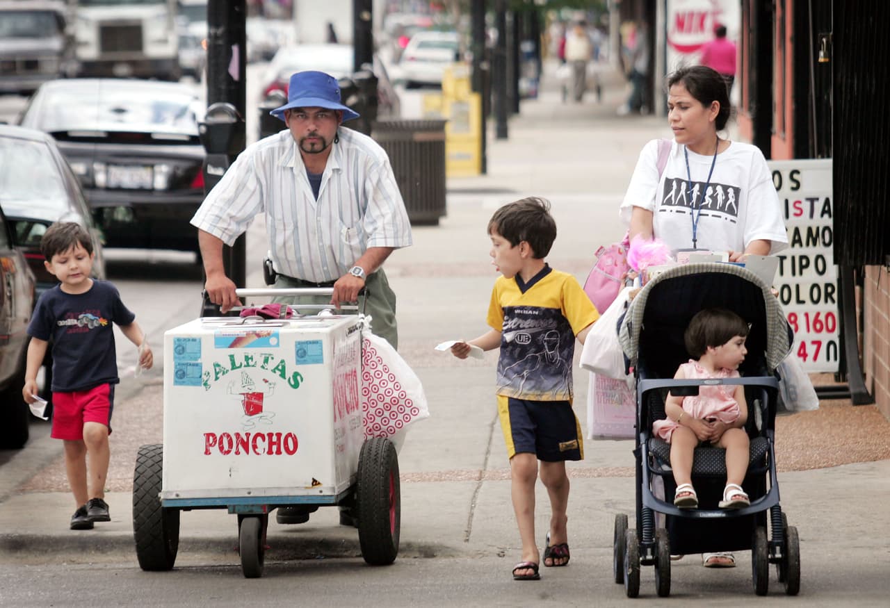 El vendedor de paletas, un ícono de las comunidades mexicanas en EEUU, en una calle de Little Village.