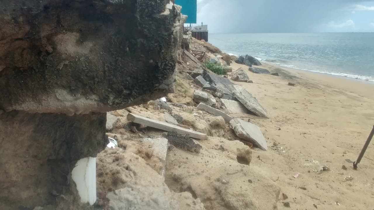 El área está llena de pedazos de concreto de estructuras que han sido abandonadas por la erosión luego del paso del huracán María.