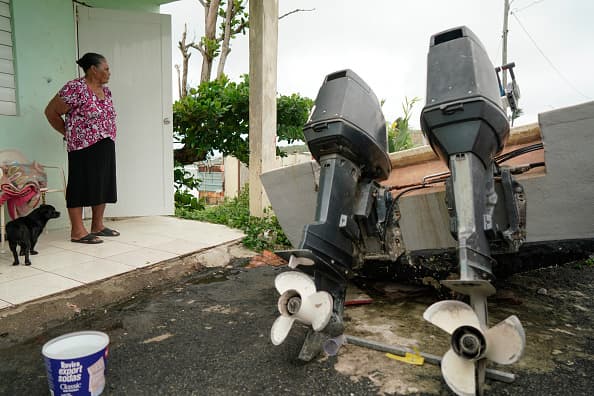 Una mujer mira hacia el mar en la espera de la tormenta Karen en Yabucoa. Este municipio fue el primero en recibir los embates del huracán María en el 2017.
<br>