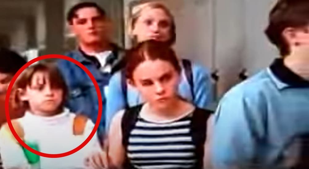 Esa película fue 'The Thirteenth Year' (1999) o '
<a href="https://www.univision.com/entretenimiento/cine-y-series/el-elenco-de-la-pelicula-de-disney-triton-por-accidente-23-anos-despues-fotos">Tritón por accidente' como se le conoció en Latinoamérica</a>. Interpretó a una niña muy molesta que esperaba hasta el final de la fila para usar un bebedero escolar.