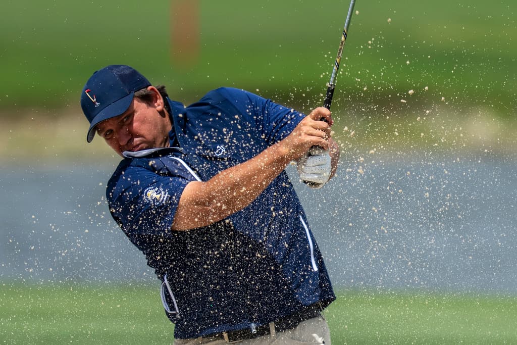 El gobernador de Florida haciendo swing en el Trump National Doral.