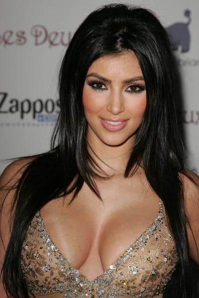 Las modas que luce Kim Kardashian siempre son tema de conversación entre los ‘fashionistas’. Y nos es para menos, ya que a Kim le encanta lucir sus curvas en confecciones ceñidas al cuerpo y escotes que dejan muy poco a la imaginación. Aquí recorremos los ‘looks’ donde Kim K ha presumido su tremenda “pechonalidad”. ¿Quieres ver más? las mejores del mundo del entretenimiento aquí