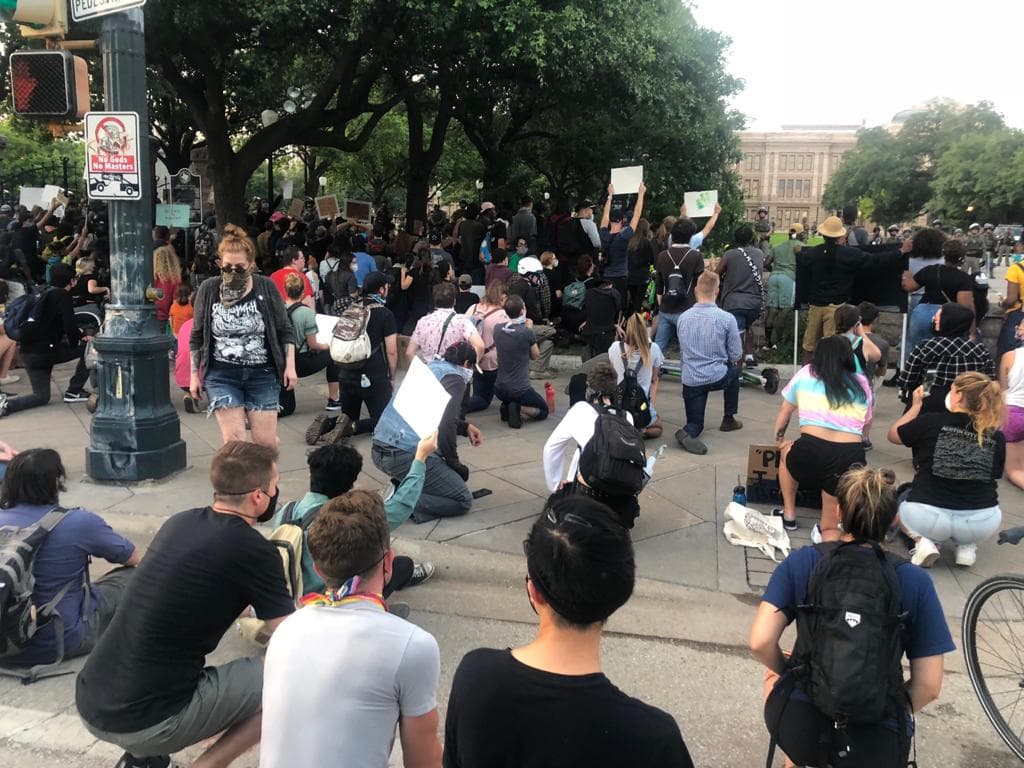 Durante el fin de semana las protestas iniciaron pacíficas, pero más tarde hubo enfrentamientos con manifestantes. Al menos dos jóvenes, uno de 20 años y otro de 16 años, resultaron hospitalizados tras recibir disparos con balines de plástico.