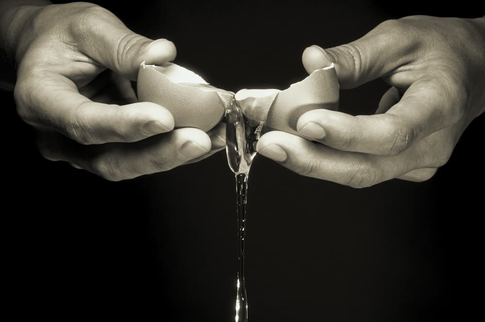 Con cuidado rompe el huevo y vacía todo en el interior del vaso con agua. Espera alrededor de 10 minutos para observar el resultado.