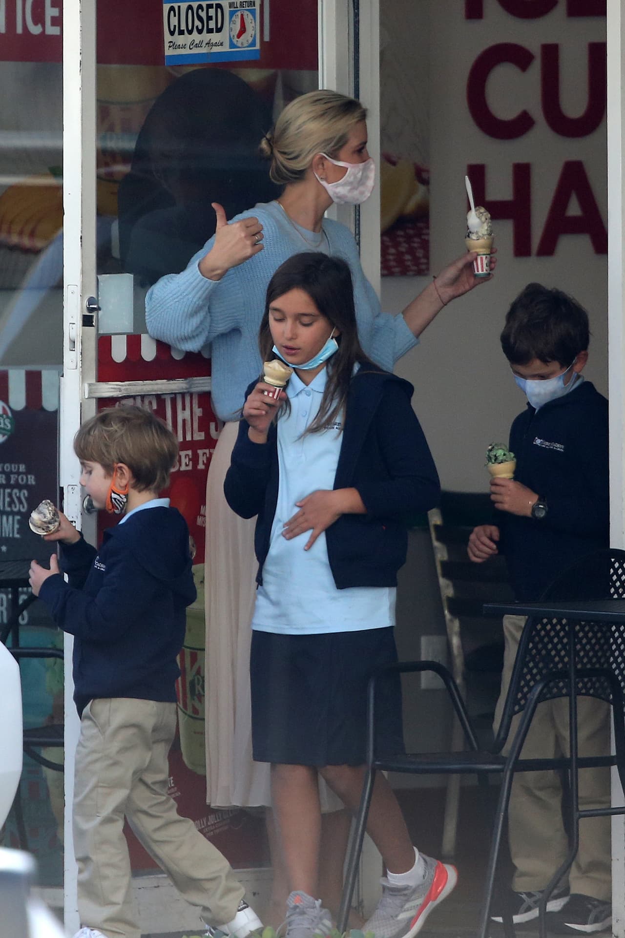 Y fueron captados saliendo de una heladería, en donde la hija de Donald Trump también disfrutó del postre. 
<br>