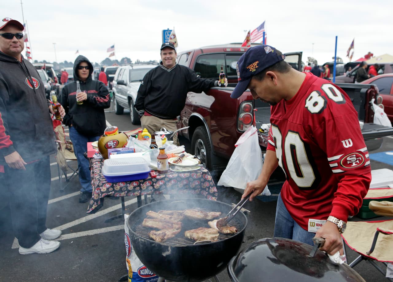 Mantenga a sus invitados y cualquier cosa que pueda incendiarse, como dedos de espuma, platos de papel y camisetas de su equipo favorito, lejos de la estufa.
<br>