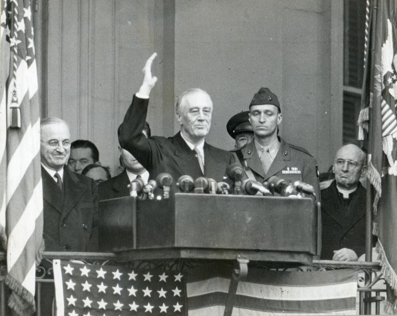 Roosevelt en su cuarto discurso inaugural el 20 de enero de 1945 en la Casa Blanca. Murió tres meses después. Fue el tercero en juramentarse presidente con el país en pleno conflicto bélico (la Segunda Guerra Mundial). El primero fue James Madison en 1813 (durante la Guerra de 1812) y el segundo Lincoln (en la Guerra Civil).