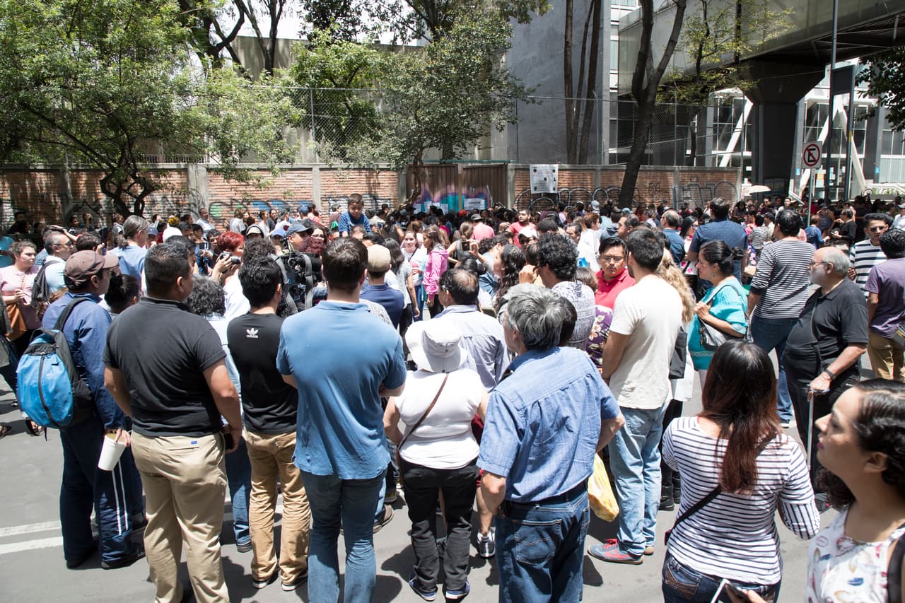Una multitud de votantes espera por la oportunidad de votar en una casilla especial de la capital mexicana.