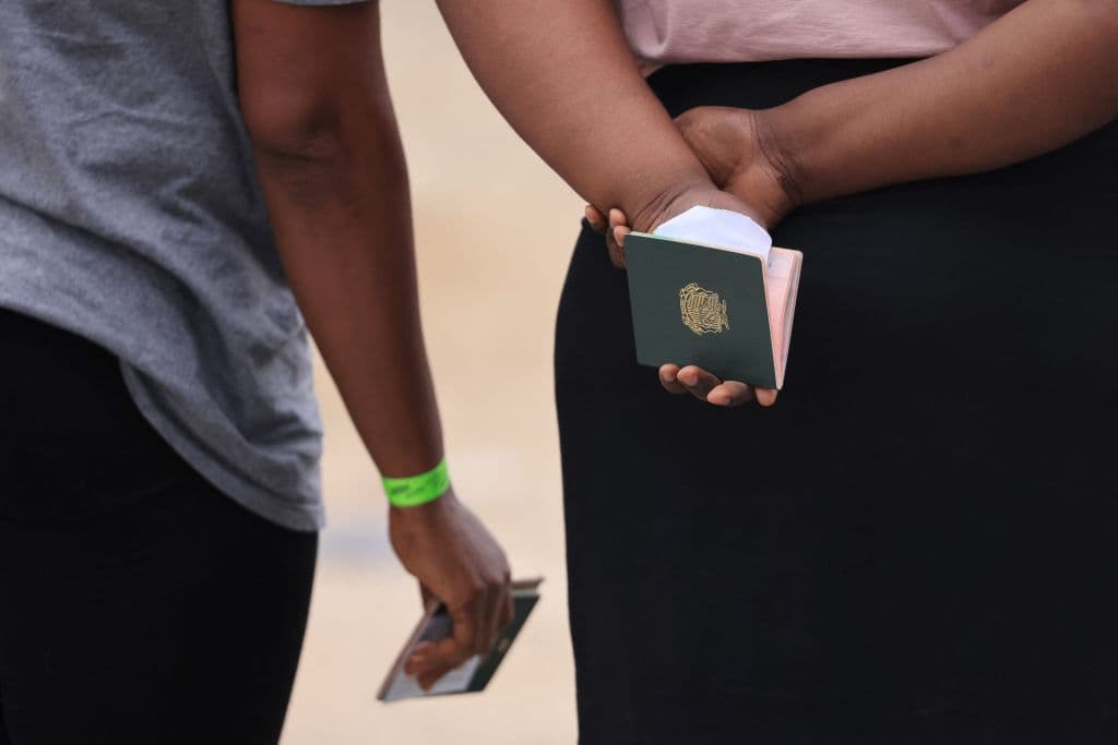 Hay quienes aguardan con fe, pasaporte en mano, a que lleguen agentes a procesarlos.