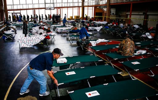 La Cruz Roja habilitó cinco refugios en el área de Houston para que los desamparados puedan resguardarse de las gélidas temperaturas. Ya se reportó la muerte de un indigente que estuvo expuesto al frío.
