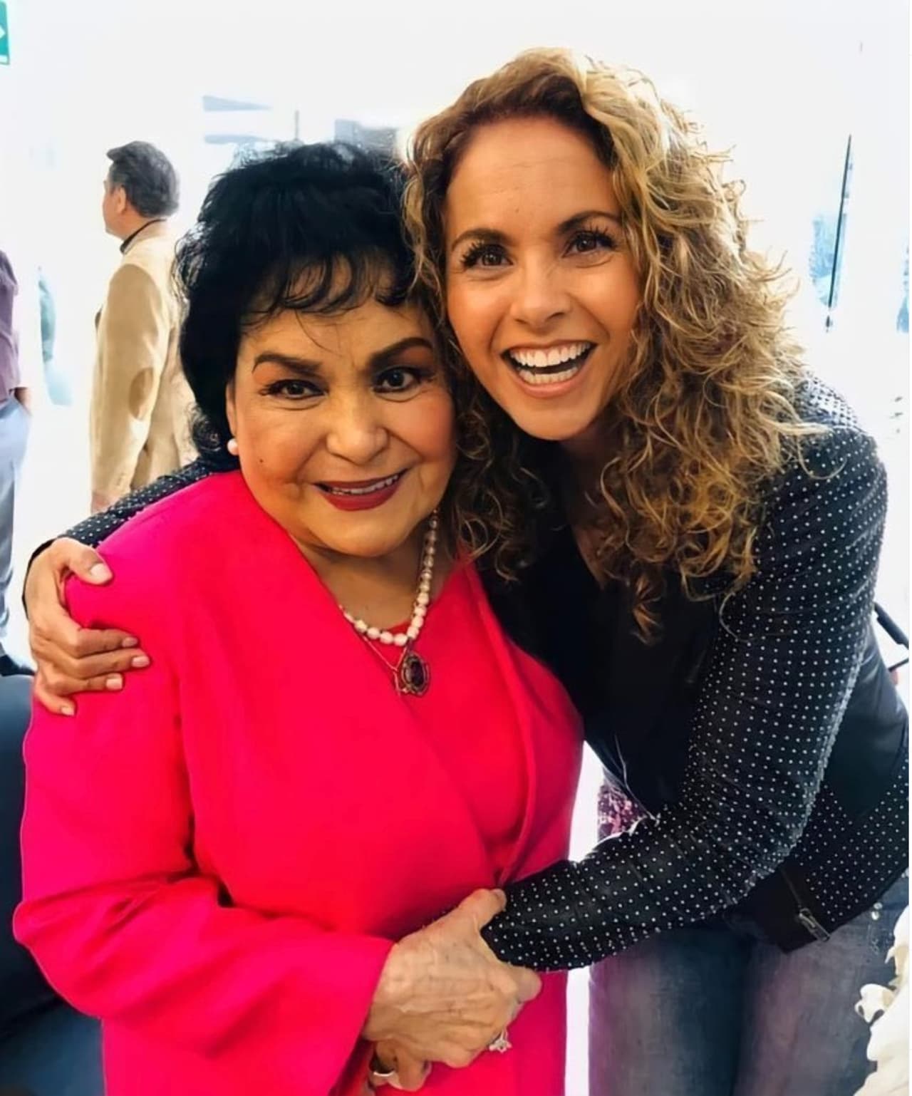 <b>Lucero: </b>Siento tanto la partida de nuestra admirada y adorada Carmen Salinas. El cielo está de fiesta recibiéndote Carmelita, que tu viaje sea lleno de luz, desde aquí te recordamos y aplaudimos siempre.