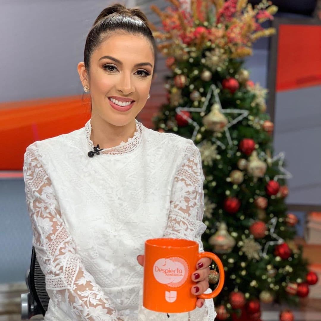 Maity Interiano también ha jugado con su cabello para obtener una apariencia diferente, aquí observamos como el cabello hacía atrás le da frescura a la cara.