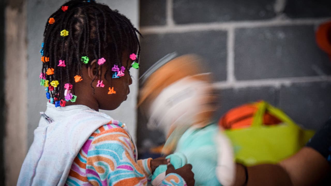 Los extranjeros que se encontraban en campamentos fueron trasladados en camionetas.