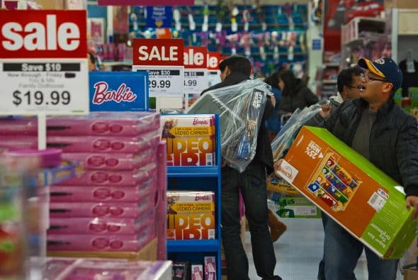 Como cada Viernes Negro las tiendas se llenaron de miles de personas con una sola intención: comprar a los mejores precios. Sin embargo, no todo fue color de rosa para los compradores ya que también hubo algunos accidentes violentos.