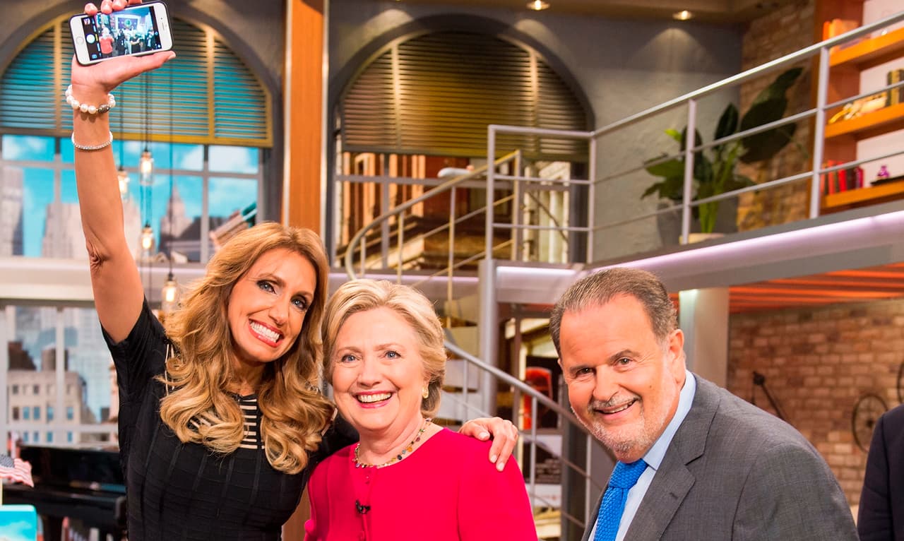 Los conductores aprovecharon el momento para tomarse una fotografía con Hillary Clinton.