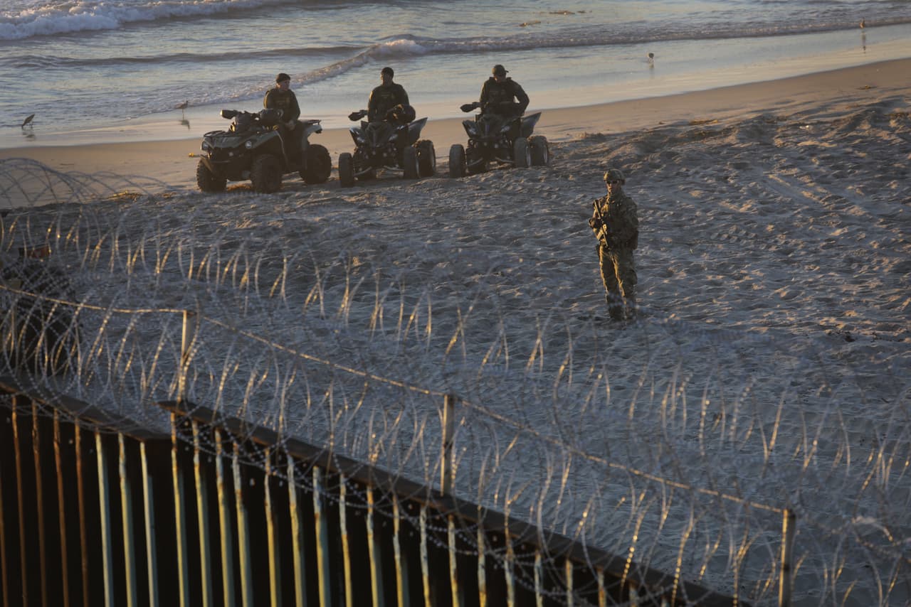 <b>Alambre de púas.</b> Los migrantes que salieron juntos desde Honduras el 13 de octubre de 2018 comenzaron a llegar en grupos a Tijuana, donde harán sus peticiones de asilo en los puntos de entrada a EEUU.
<a href="https://www.univision.com/noticias/inmigracion/los-roces-entre-migrantes-y-la-patrulla-fronteriza-en-la-valla-de-tijuana-fotos-fotos">Algunos treparon la valla e intercambiaron palabras con efectivos del Ejército estadounidense.</a>