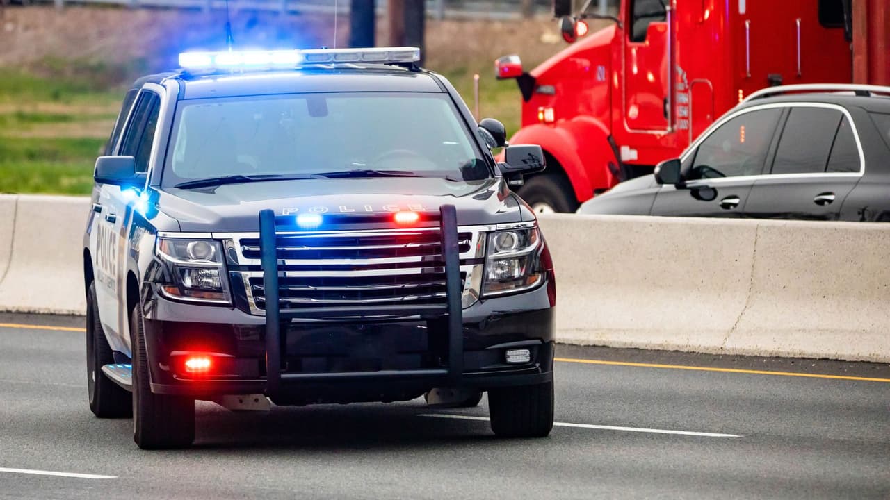 <h3 class="cms-H3-H3">5: No detenerse cuando un oficial lo indica </h3>
<br>
<br>Una parada de tráfico puede empeorar si
<b>el conductor no se detiene cuando un oficial le da la señal.</b>
<br>El Código de Transporte de Texas establece que una persona comete una ofensa si, manejando,
<b>se niega voluntariamente a parar, huye o intenta evadir a una patrulla</b> después de recibir una señal visual o sonora.
<br>Esa señal puede ser
<b>con la mano, la voz, luces de emergencia o sirena. </b>
<br>
<br>La ley también indica que
<b>el oficial debe estar uniformado, mostrar su placa y que el vehículo debe tener insignias visibles de una agencia policial.</b>
<br>
<br>Para inmigrantes, intentar evitar una parada puede abrir una puerta
<b>más seria que la infracción inicial.</b>
<br>Si hay arresto, cargo criminal o una orden pendiente, el caso
<b>puede aparecer después en procesos donde se revisan antecedentes y conducta.</b>
<br>
<br>En general, esta falta
<b>es un delito menor clase B. </b>
<br>Pero puede subir a delito menor clase A si durante el hecho
<b>la persona actúa de forma imprudente y pone a otra en peligro de sufrir lesiones graves. </b>
<br>
<br>Una multa común puede cambiar de nivel cuando
<b>el conductor decide no parar.</b>
