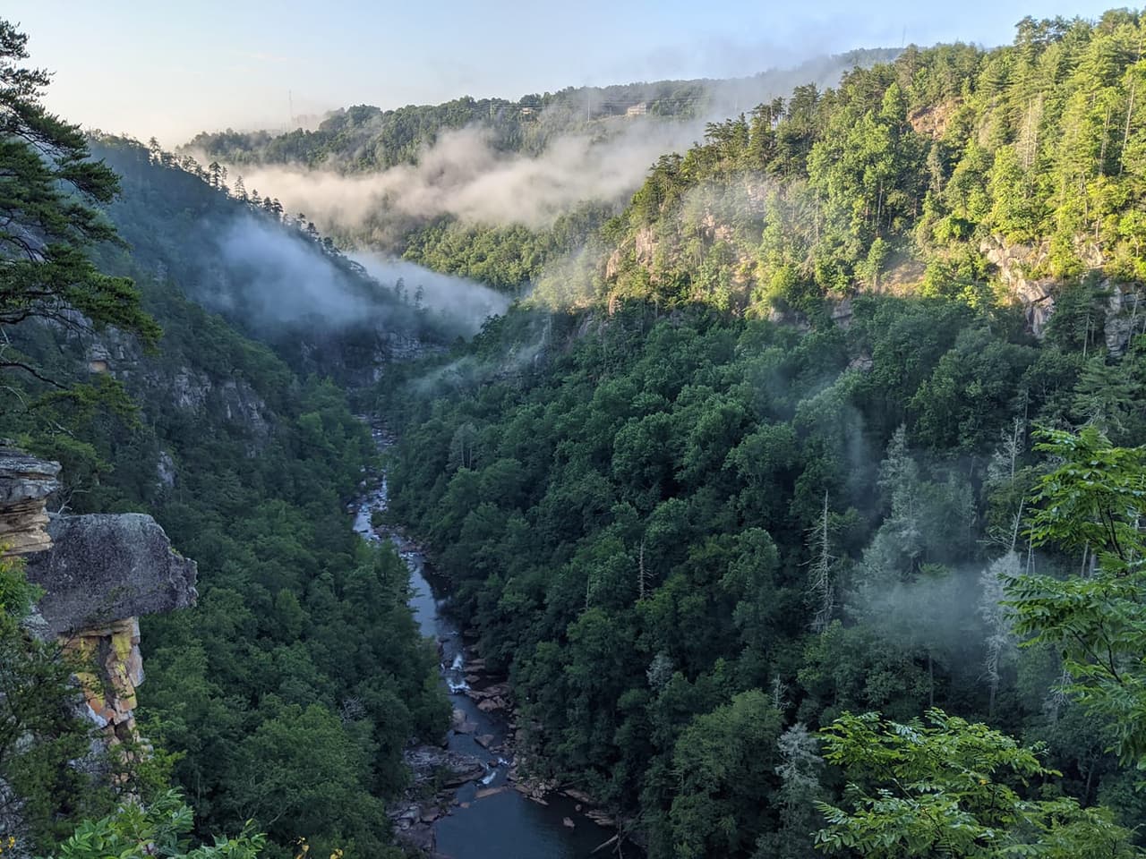 <b>Tallulah Gorge</b>: Con casi 1,000 pies de profundidad, este desfiladero de dos millas excavado por el río Tallulah rebosa de vistas espectaculares y aventuras atrevidas. Además de la escalada en roca y los desafiantes senderos para bicicletas de montaña, los entusiastas del aire libre pueden unirse al Canyon Climbers Club en Tallulah Gorge State Park. Desciende al cañón a través de escaleras y senderos de superficie natural, cruza un puente colgante y refréscate en una roca deslizante natural y un pozo para nadar en el piso del desfiladero.