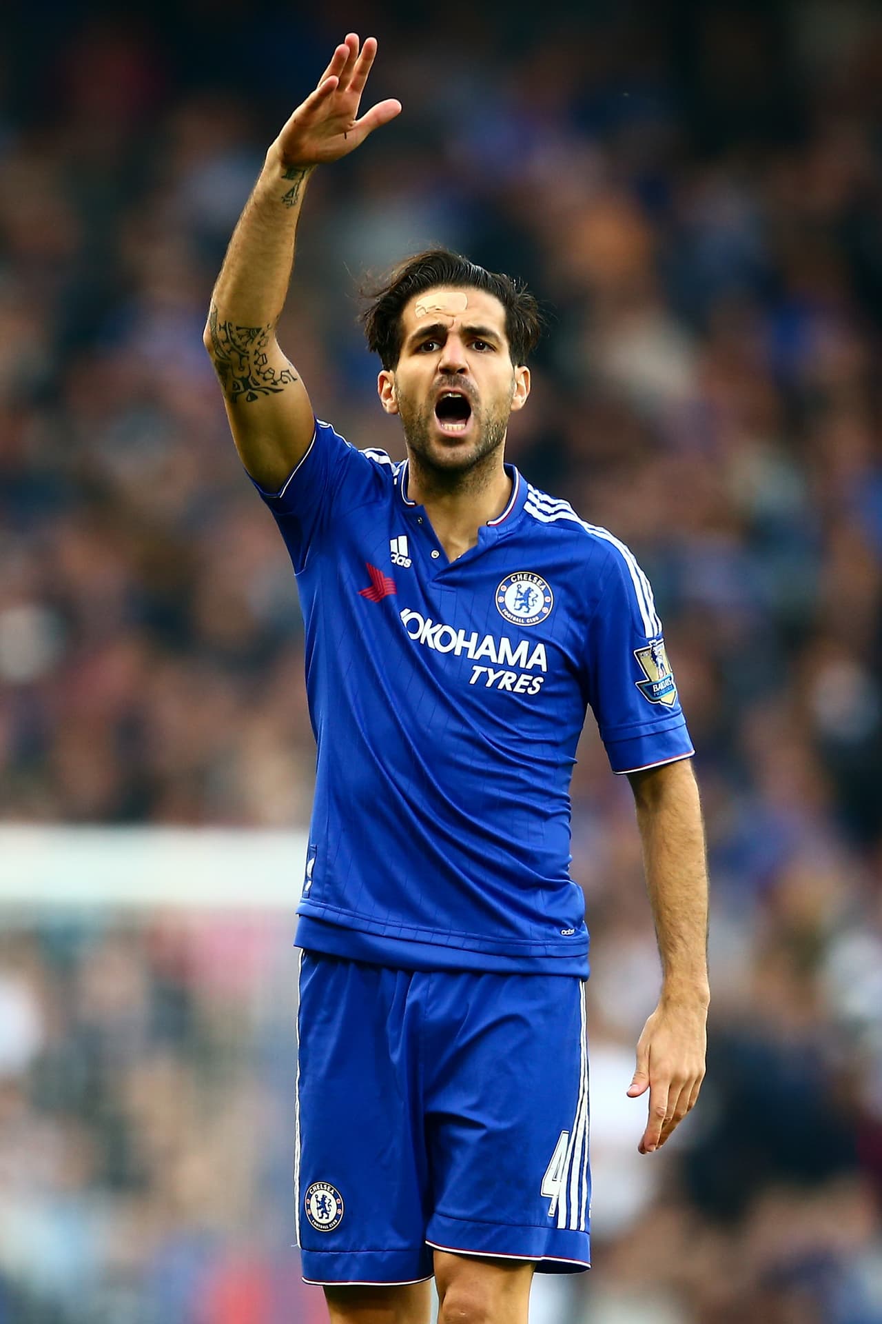 Cesc Fábregas en un duelo con el Chelsea