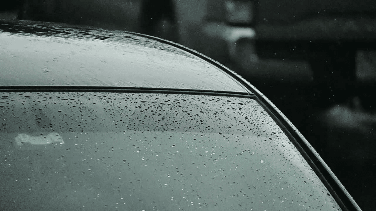 Calles inundadas y cerradas provocan caos vial en San Antonio