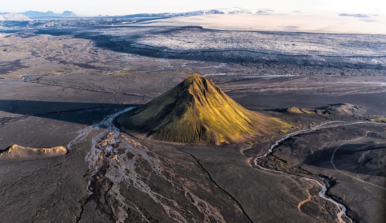 <h3 class="cms-H3-H3">11. Volcán Maelifell</h3>
<br>
<br>🌋 Altura: 540 metros.
<br>
<br>🌋 País: Islandia.
<br>
<br>🌋 Última erupción: Hace más de 10,000 años.
<br>