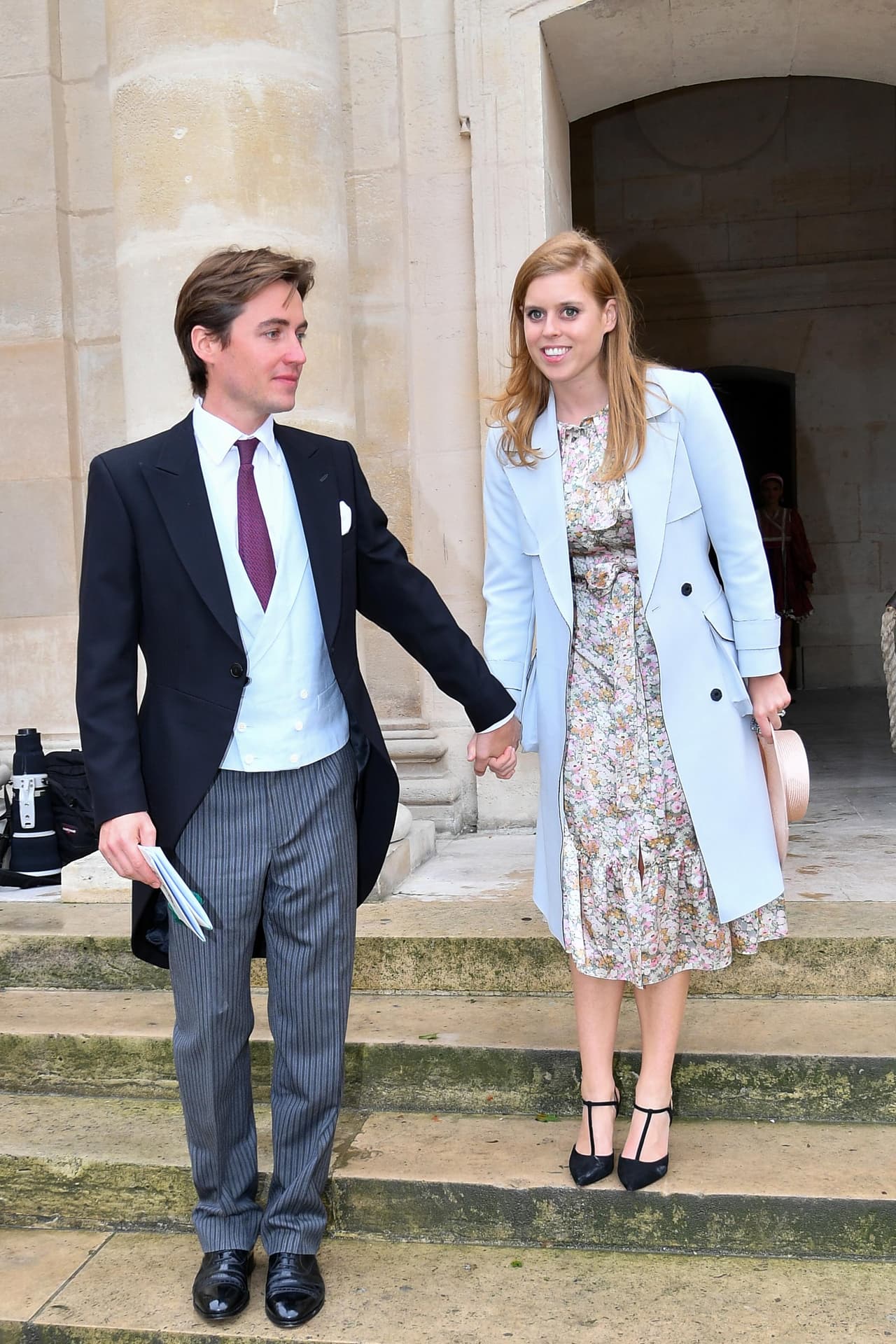 "Ella (la príncesa Beatrice) se enfrenta al reloj, si quiere celebrar una boda dentro del plazo de seis meses habitual para las nupcias aristocráticas, por lo que todos están tan aliviados de que las cosas se estén moviendo", dijo una fuente al medio.