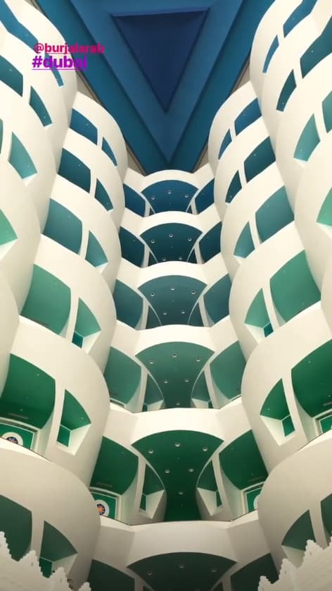 Además de que la arquitectura y la mezcla de colores son increíbles.