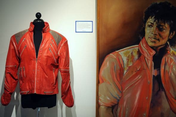 Pero eso no es todo ya que este 2011, para el segundo aniversario luctuoso de la muerte del "Rey del Pop", la casa de subastas Julien's Auctions pondrá en puja la chaqueta roja que Michael usó en el video de "Thriller". Se estima que por esta pieza se lleguen a pedir de $200 mil a $400 mil.